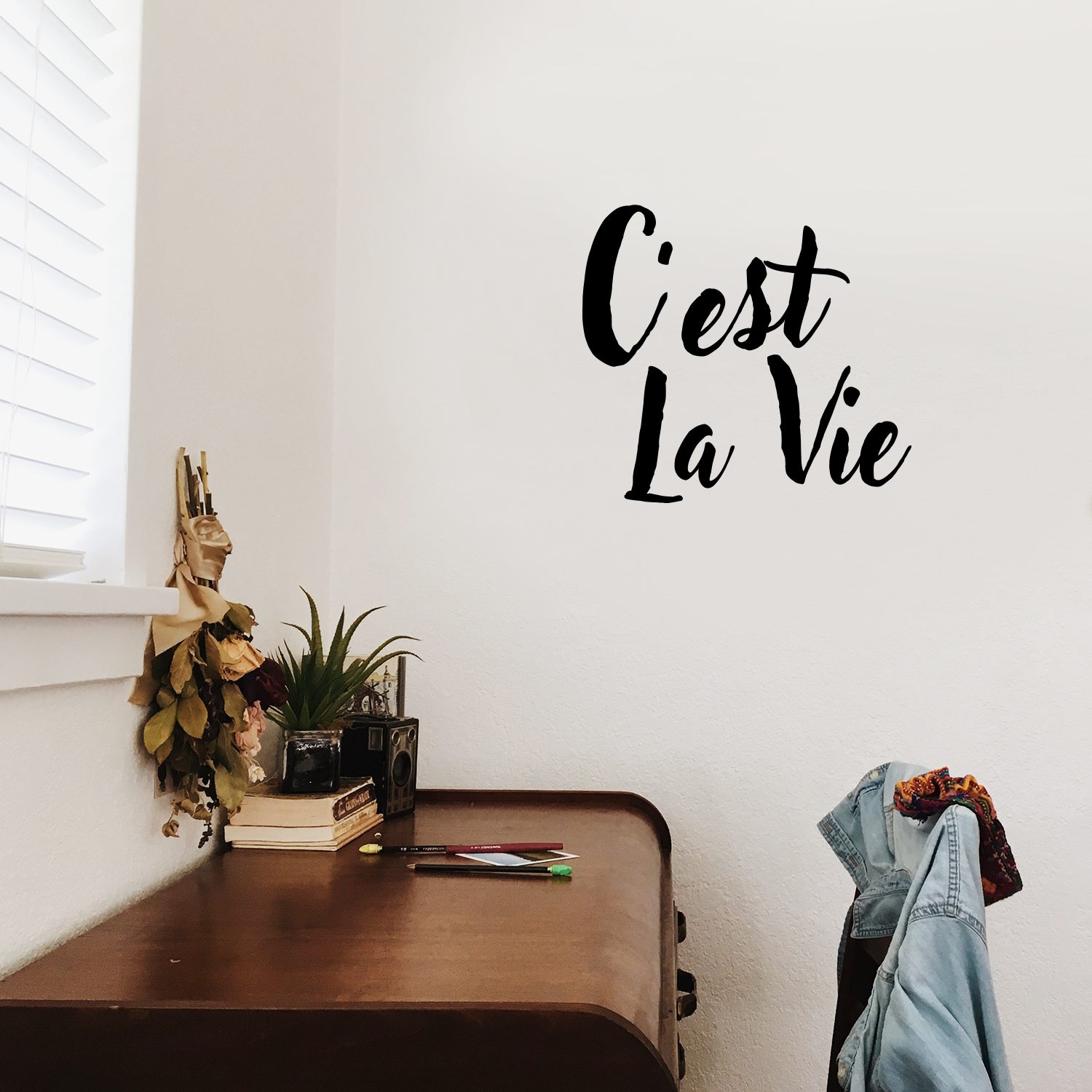 C’est La Vie - Inspirational Quotes Wall Art Vinyl Decal - 18" X 20" Decoration Vinyl Sticker - Motivational Wall Art Decal - Bedroom Living Room Decor - Trendy Wall Art - Chic French Home Decor
